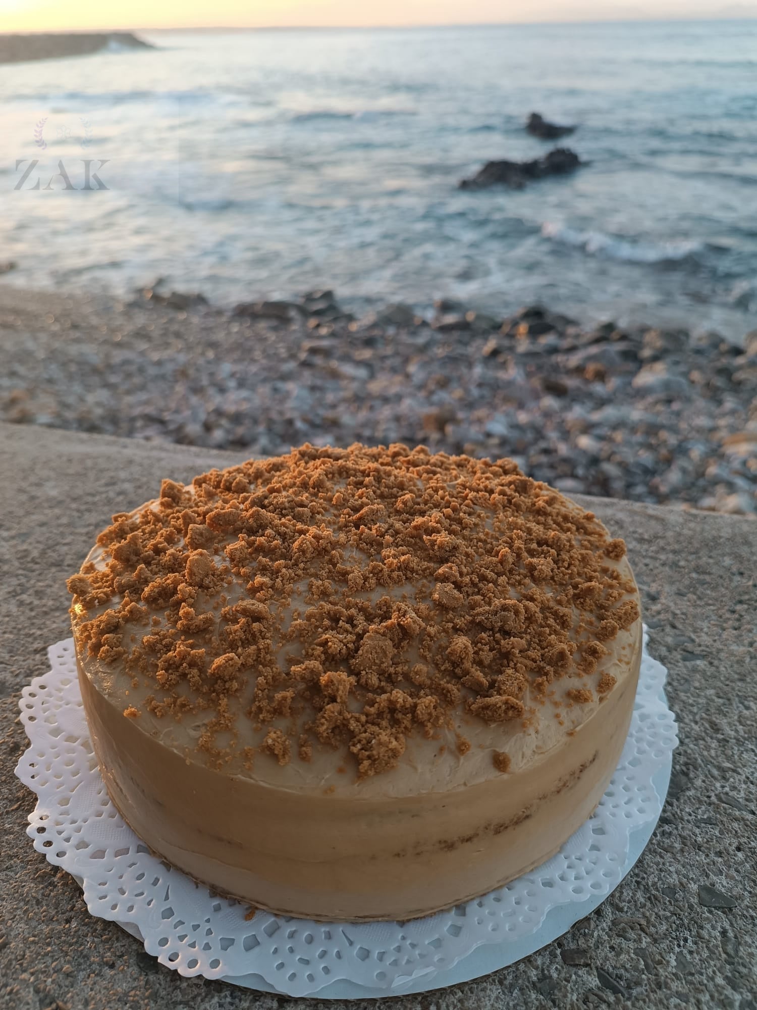 Tarta Biscoff/LotusDescubre la sublime Tarta Biscoff/Lotus de ZAK de Mallorca, una fusión divina de suavidad y especias irresistibles. 
Sumérgete en un deleite culinario con el inconfuTarta Biscoff/Lotus